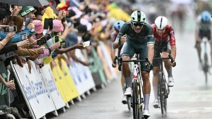 Tour de France 2025 : Jonathan Milan double la mise en remportant la 16e étape au terme d'un sprint marqué par une chute