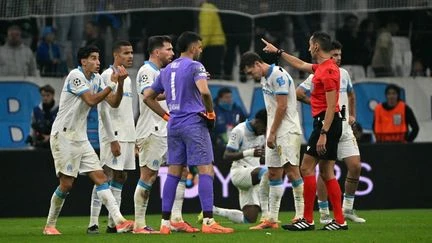 Ligue des champions : l’OM doit-il se sentir lésé par l’arbitrage après la défaite face à l’Atalanta Bergame ?