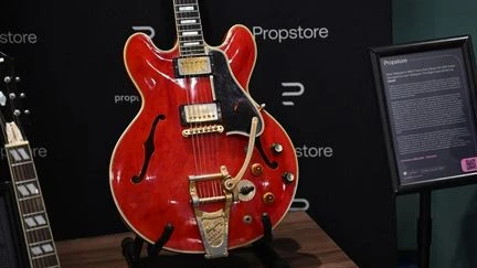 La guitare de la rupture d'Oasis parmi les pièces phares d'une vente aux enchères à Londres