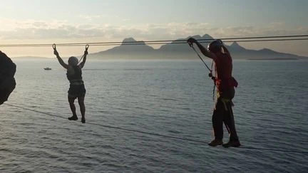 Norvège : une via ferrata unique au mode surplombe le cercle polaire, là où le soleil ne se couche jamais