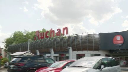 Grande distribution : un salarié mis à pied pour avoir chanté trop fort