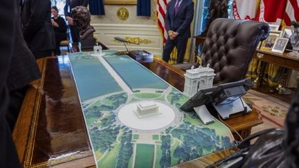 Le président Trump expose une maquette d'arc de triomphe sur son bureau
