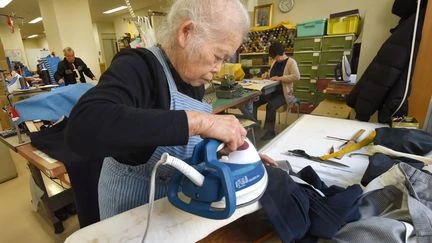 À Tokyo, un nouveau salon de thé n’embauche que les plus de 70 ans