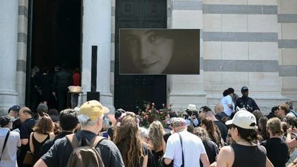 Des centaines de personnes rendent hommage à Marjane Satrapi à Paris
