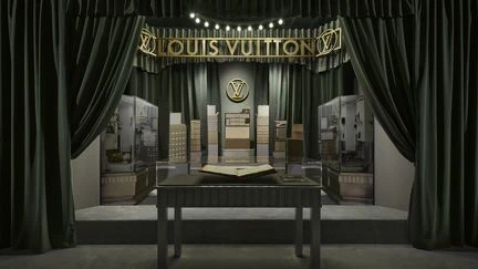 Louis Vuitton célèbre le centenaire du mouvement Art déco avec une exposition élégante