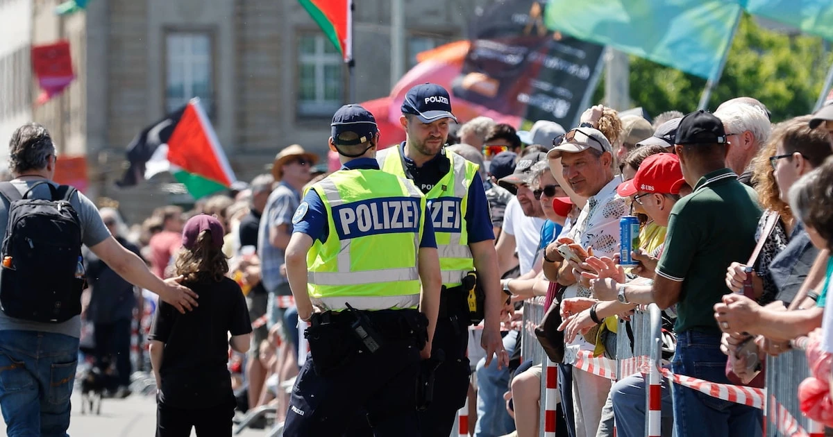 Mann zeigt bei ESC-Eröffnung Kopf-ab-Geste und sorgt für Eklat