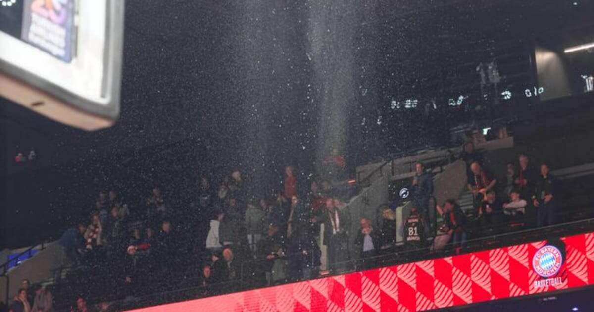 Bei Bayerns nagelneuer Halle schießt plötzlich ein Wasserfall vom Dach