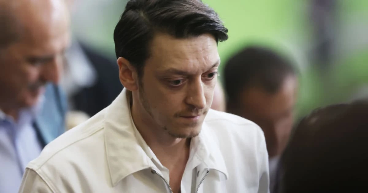 Mesut Özil zeigt Oberkörper mit Extremisten-Tattoo am Tag des 