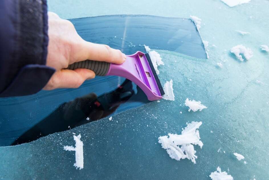 Wer beim Eiskratzen einen Fehler macht, muss Bußgeld zahlen