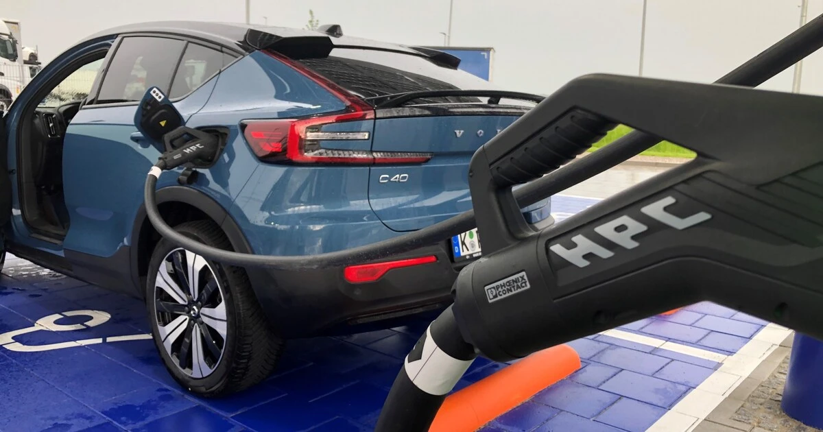„Laden so schnell wie tanken“ - das riskante Versprechen der Autohersteller