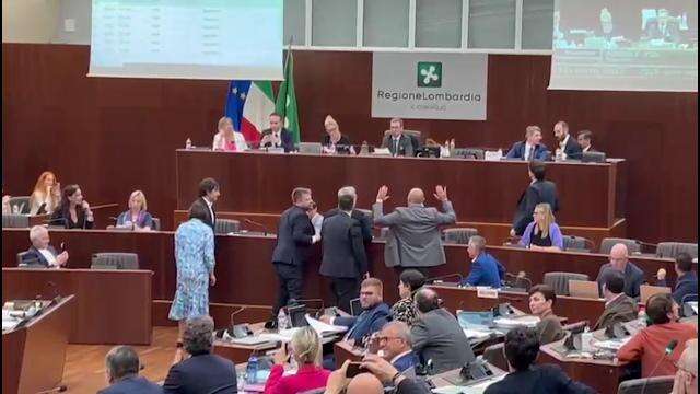 Bagarre in Consiglio regionale della Lombardia su un ordine del giorno Pd sul maltempo