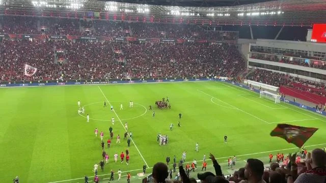 I tifosi del Bayer Leverkusen cantano 