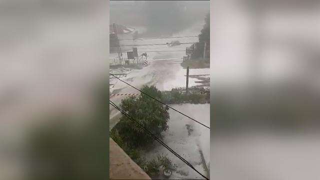 Pioggia e grandine si abbattono sul Varesotto: strade come torrenti e alberi caduti, oltre cento interventi dei vigili del fuoco | Video