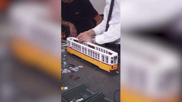 Lo storico tram Carrelli di Milano fatto di mattoncini esposto alla Lego House in Danimarca