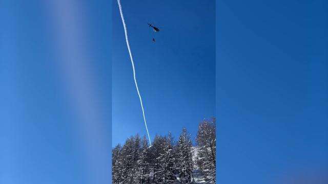 Paura sull'Aprica: un elicottero che sorvola le piste da sci perde una bombola che cade vicino agli sciatori Video