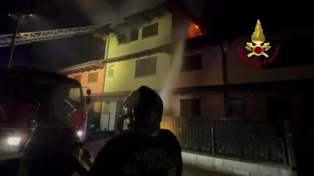 Le fiamme divorano il tetto di una villetta a Caselle Lurani: vigili del fuoco al lavoro per tutta la notte