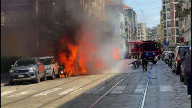 Auto elettrica a fuoco in via Rubens a Milano, bruciano anche altri due veicoli: l'intervento dei vigili del fuoco