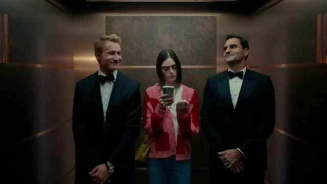 Federer e Odermatt con lei in ascensore ma non se ne accorge, troppo presa dal suo telefonino