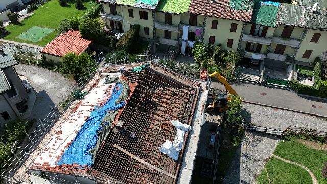 Il 'cimitero' dei tetti distrutti: le immagini dal drone a un mese dal maltempo in Lombardia