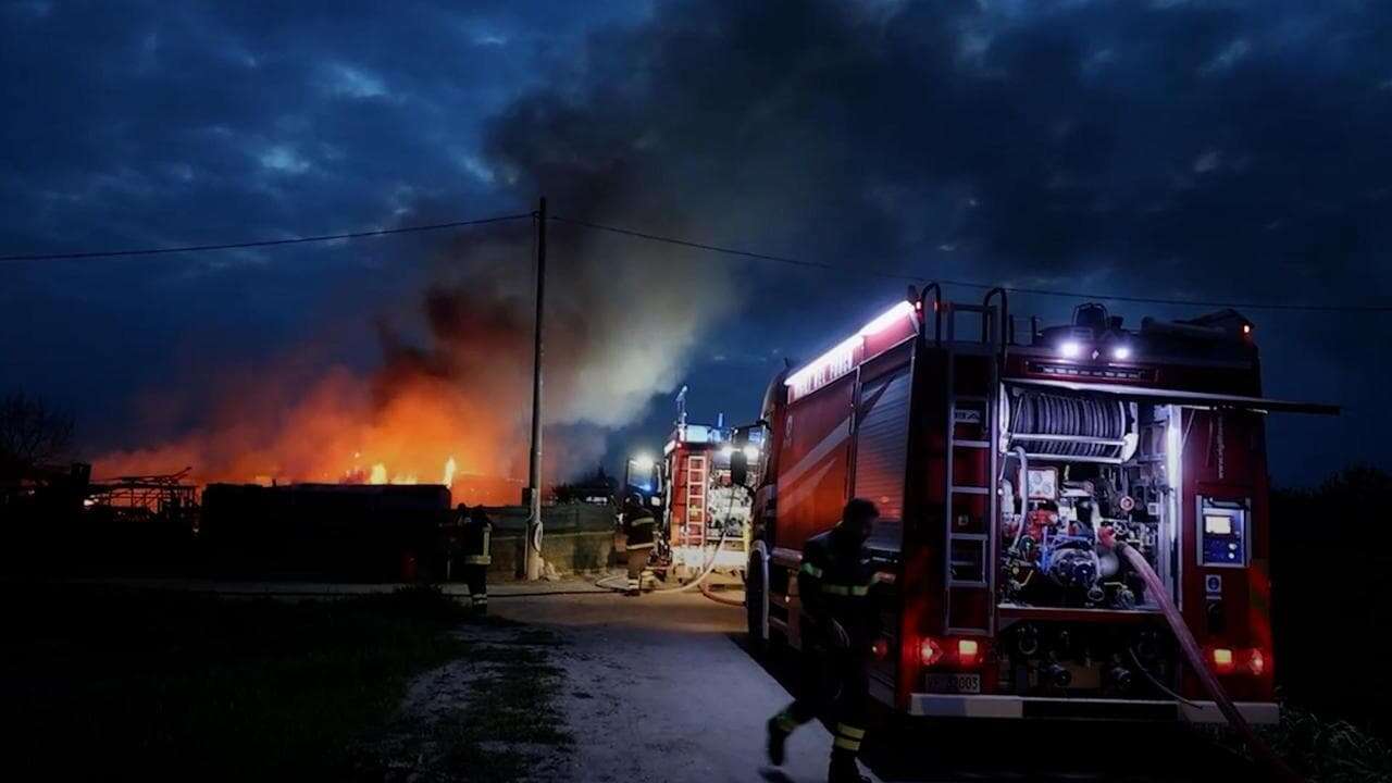 Incendio in un capannone di viale Sarca: nello stabile bombole di Gpl, fumo visibile a distanza