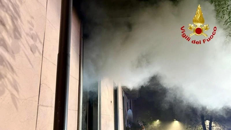 Incendio nel palazzo Aler di via Moretto da Brescia, brucia casa occupata da accumulatrice seriale