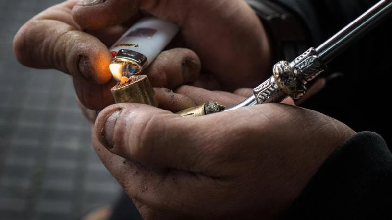 Picchia la moglie sotto l’effetto di crack: arrestato un uomo di 60 anni