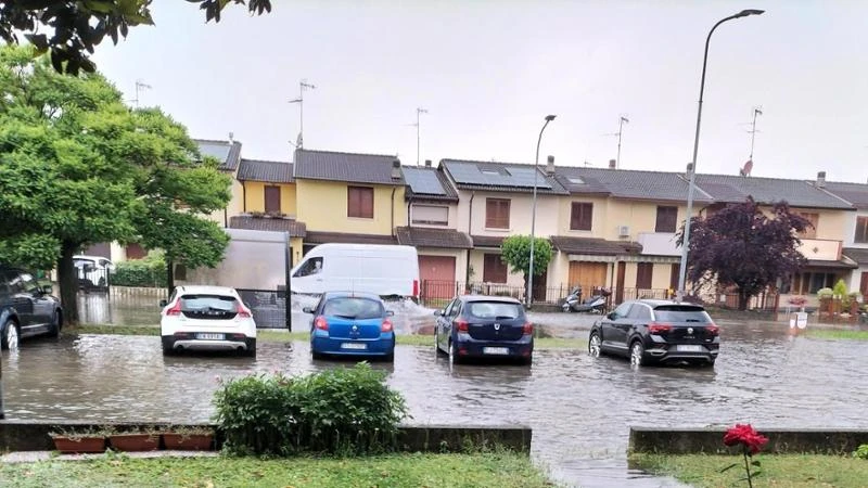 Cremona, violento nubifragio con grandine: sottopassi allagati, chiuse le scuole a Castelverde