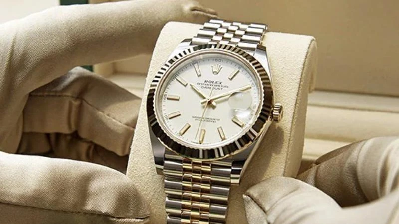 Pugni in faccia e finestrino della Porsche spaccato a martellate: rapinato del Rolex da 18mila euro