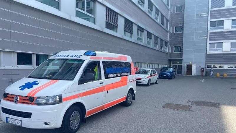 Aggredisce infermieri e vigilante del pronto soccorso: arrestato un 28enne