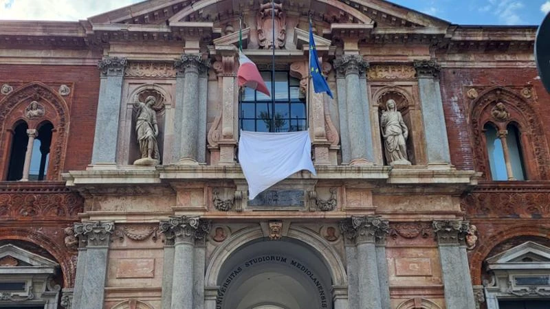 Sudari per Gaza, L’università Statale espone il lenzuolo bianco: “Non possiamo restare indifferenti”