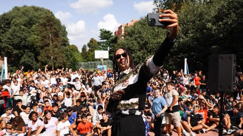 Ghali torna nella sua scuola a Baggio: “La musica ha trasformato il mio disagio in successo”