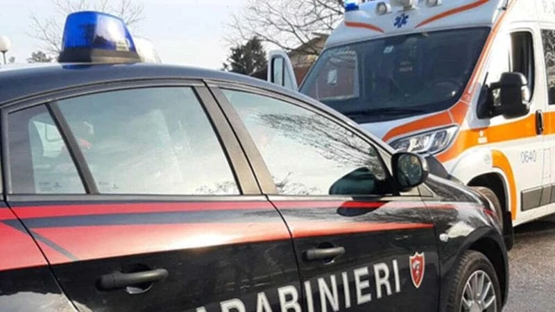 Uomo di 43 anni ucciso con 24 coltellate in casa: l’omicida in caserma