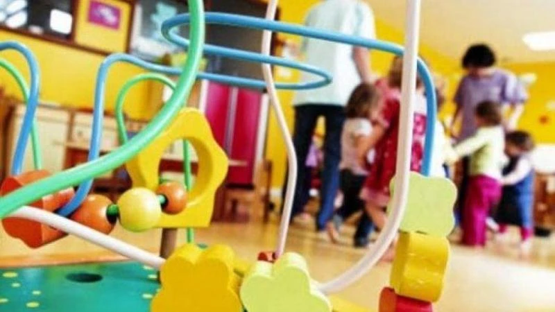 Maltrattamenti su 10 bimbi, giudice nega patteggiamento a 3 anni all’educatrice: “Pena troppo bassa”
