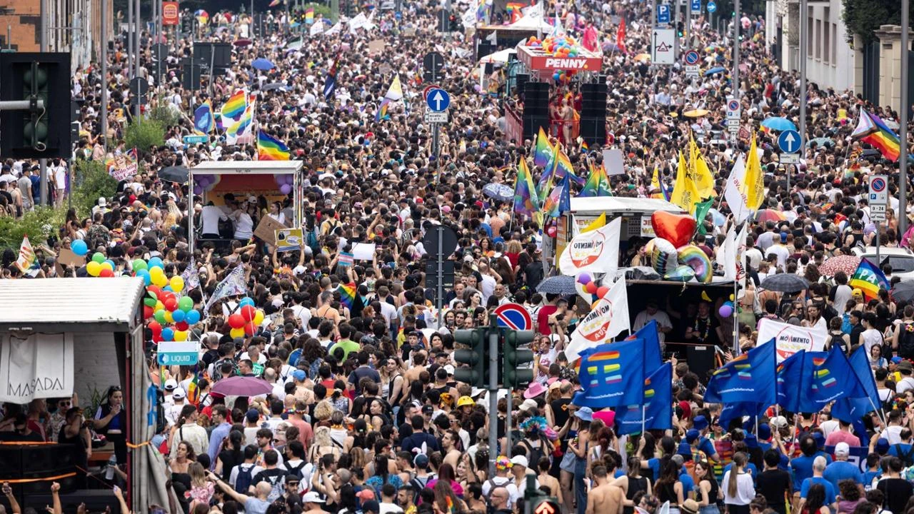 Pride Milano, Regione Lombardia nega (di nuovo) il patrocinio. Le opposizioni: “Destra oscurantista”