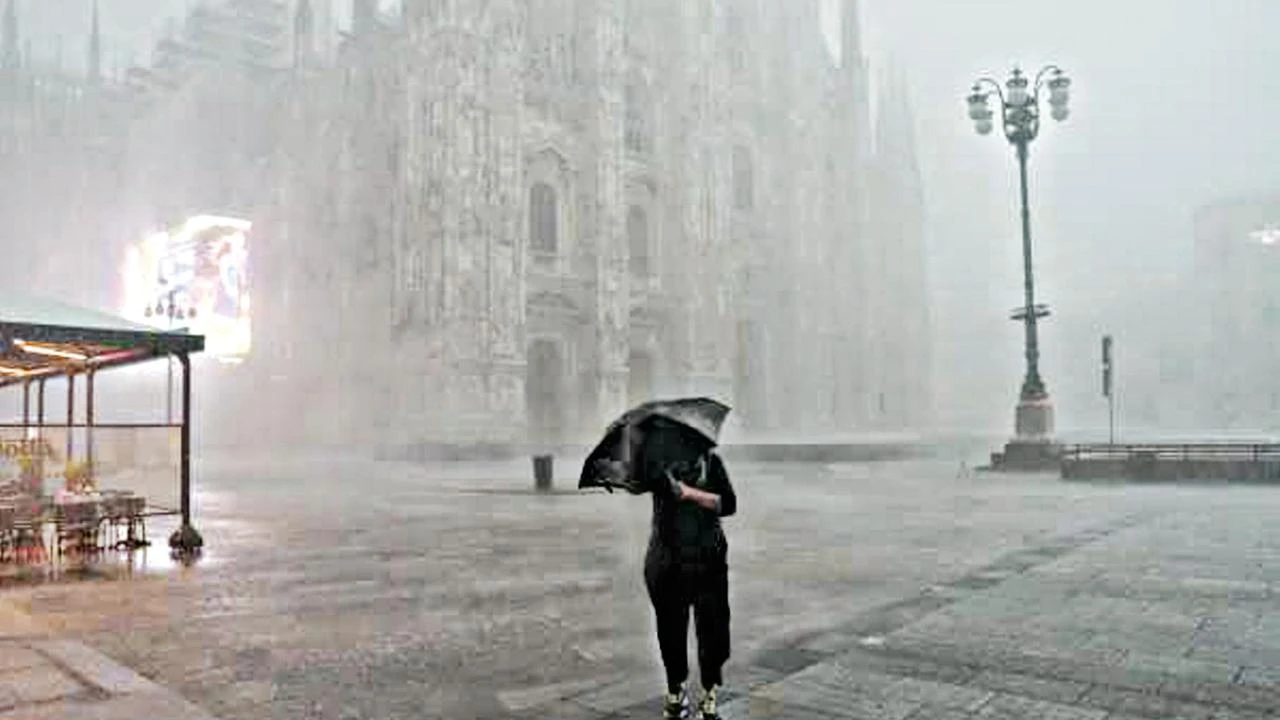 Pioggia intensa su Milano: continua l’allerta gialla per rischio temporali