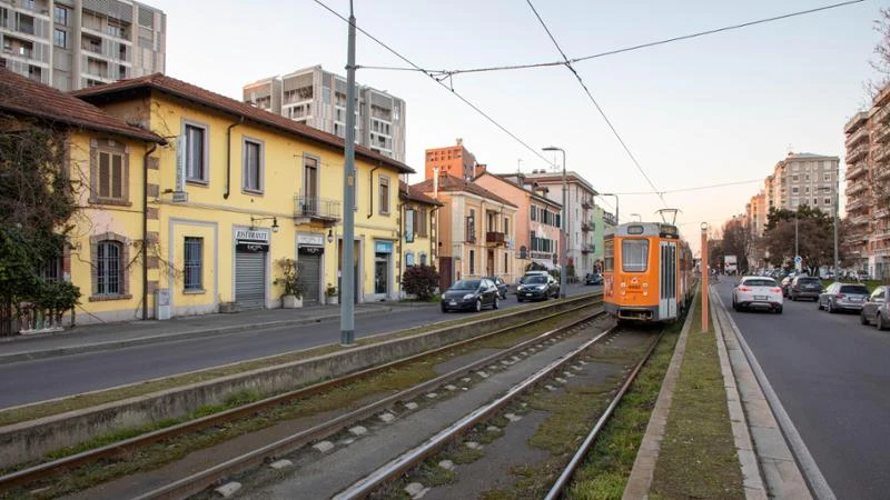 Attraversa fuori dalle strisce, una moto la investe: ferita donna di 79 anni in via Ripamonti