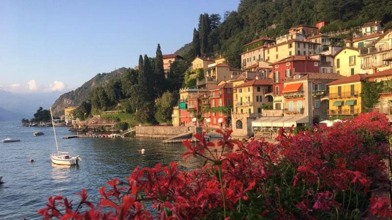 Varenna, si sporge dal parapetto sul lago e precipita per 8 metri: grave un ragazzo di 19 anni