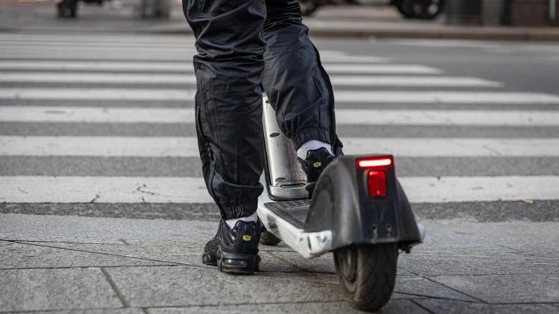 Agenti in monopattino inseguono e prendono un ragazzo ricercato fuori dal concerto di Marracash