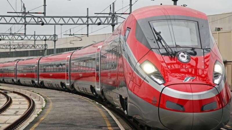 Guasti e persone sui binari, nuova giornata di caos per i treni a Milano 