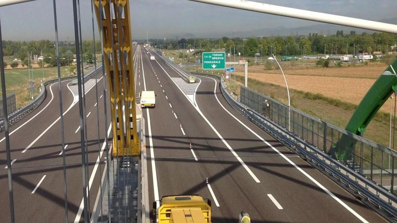 Precipita ultraleggero ad Azzano Mella: due morti. Lo schianto vicino al raccordo autostradale
