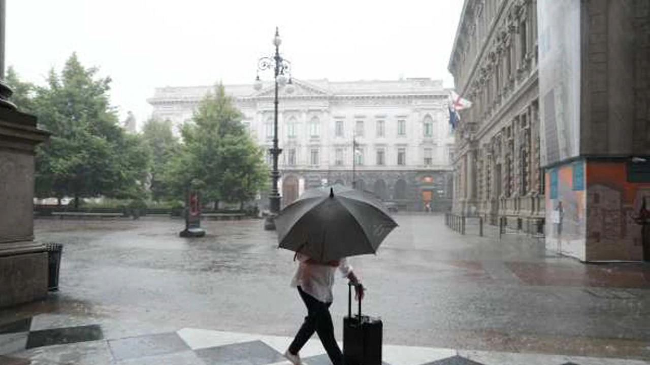 A Milano ancora allerta arancione per temporali. Il Comune: “Dal pomeriggio abbandonare i parchi”
