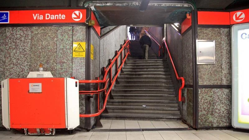 M1 ferma tra Cairoli e Pasteur per soccorrere un uomo finito sui binari nella stazione di Palestro