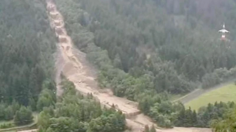 Nubifragio in Valtellina, frane e strade chiuse: evacuate persone in difficoltà a Tola