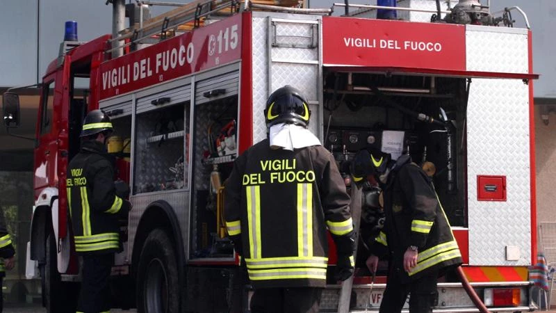 Incendio in un palazzo di nove piani in via Lope De Vega: 18 intossicati in ospedale