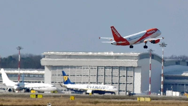 Fumo in cabina dopo il decollo sul volo per Fuerteventura: l’aereo torna a Malpensa