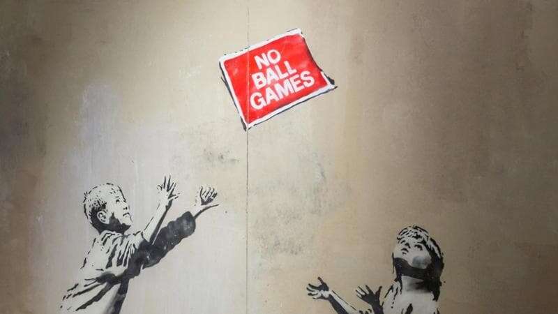 The world of Banksy, a Milano la mostra sullo street artist misterioso: aperte le prevendite