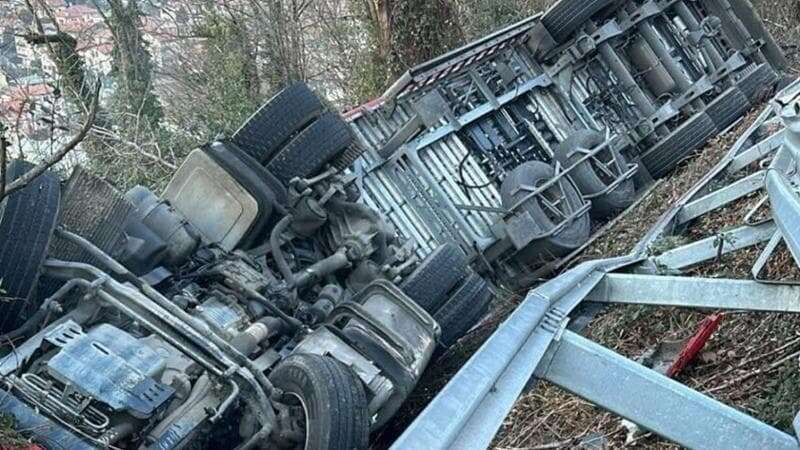 Mandello, camion esce di strada sulla Statale 36 e si ribalta nel dirupo: morto l’autista 