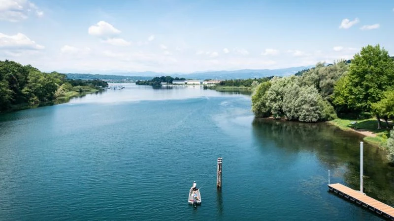 Barcolla lungo la riva e scivola nel fiume: uomo annega nel Ticino all’altezza di Turbigo