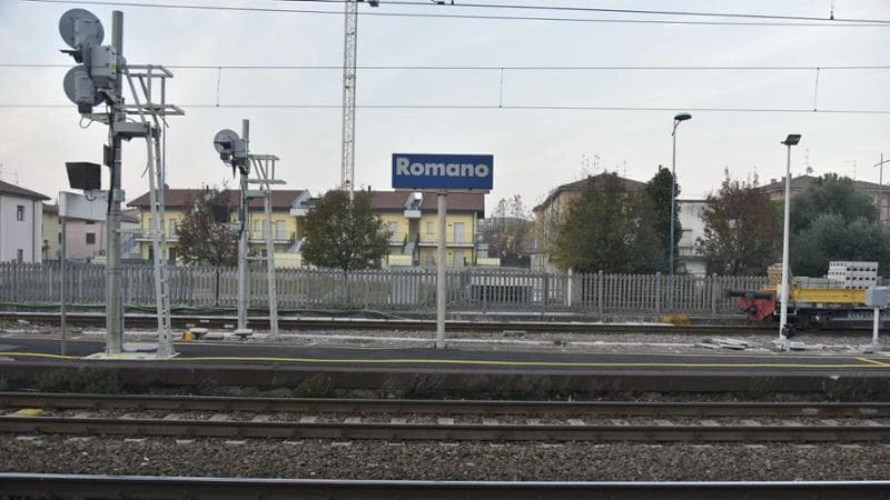 Piazzano “per gioco” massi sui binari, i vigili li vedono dalle telecamere: denunciati 4 minorenni