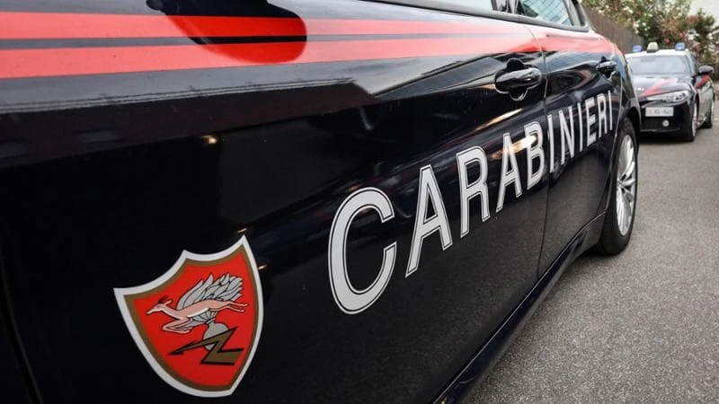 Entra in un locale di largo Tel Aviv e accoltella tutti: arrestato